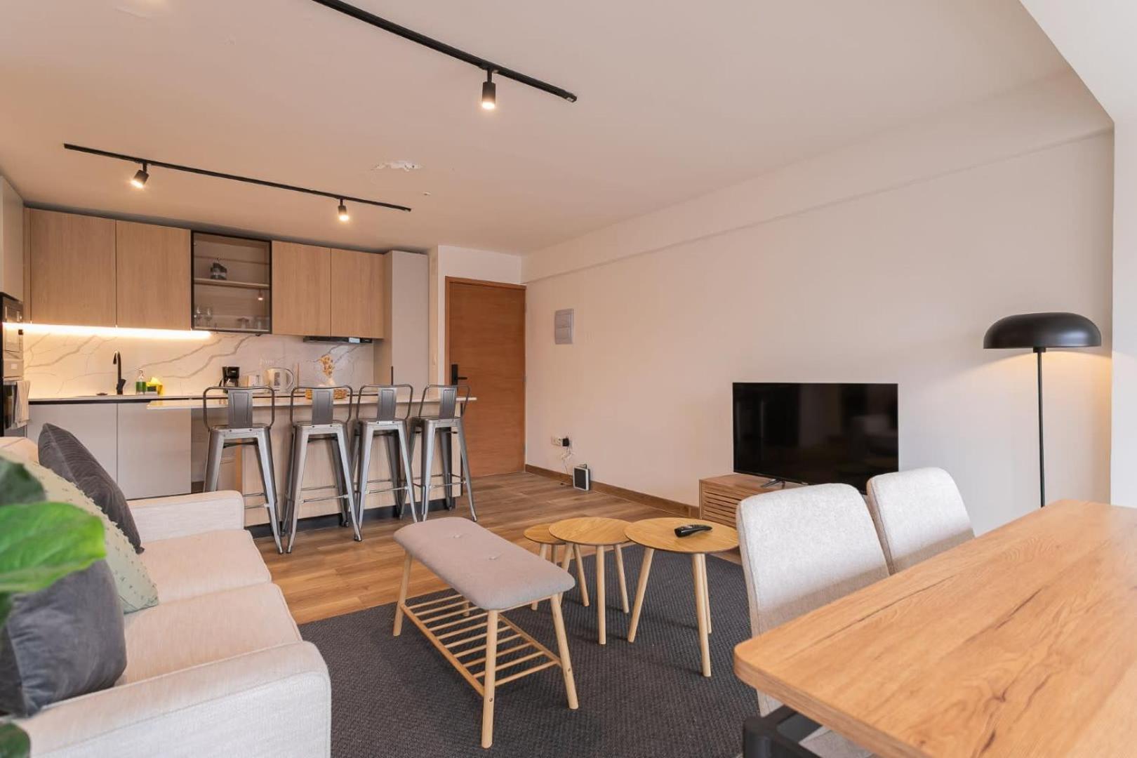 Unwind And Refresh In A Spacious 2-bedroom For 4 Apartamento
