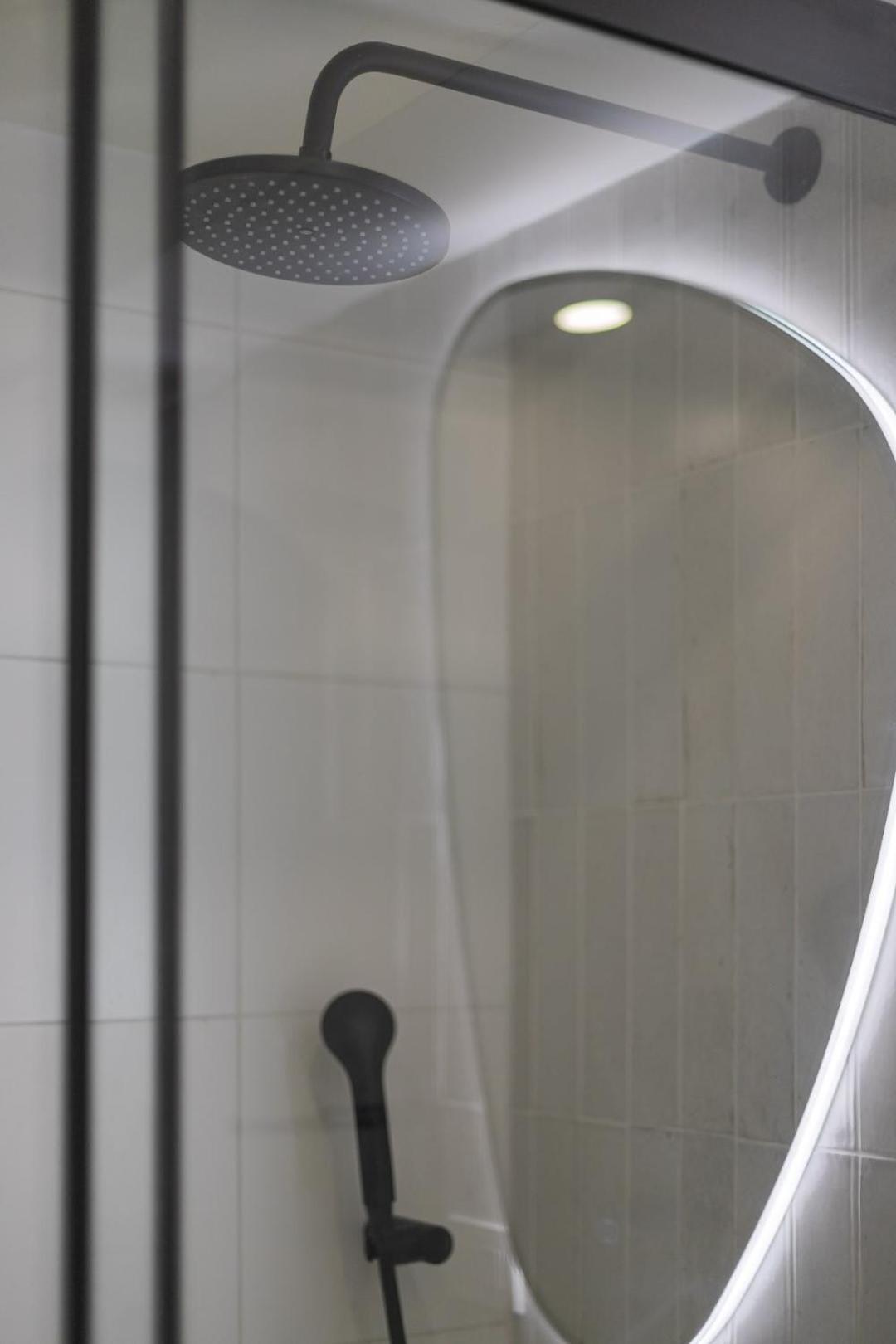 Unwind And Refresh In A Spacious 2-bedroom For 4