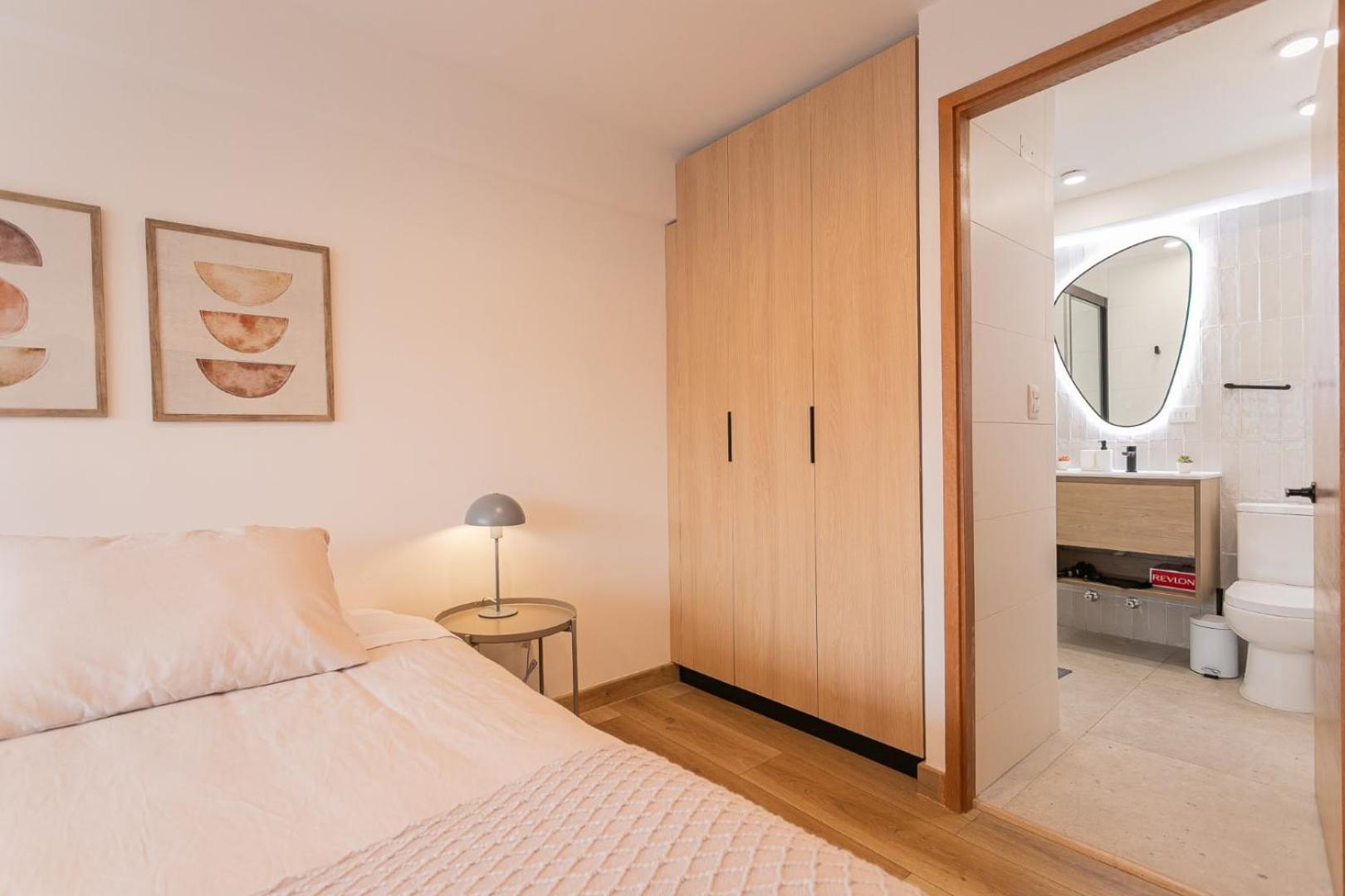 Unwind And Refresh In A Spacious 2-bedroom For 4